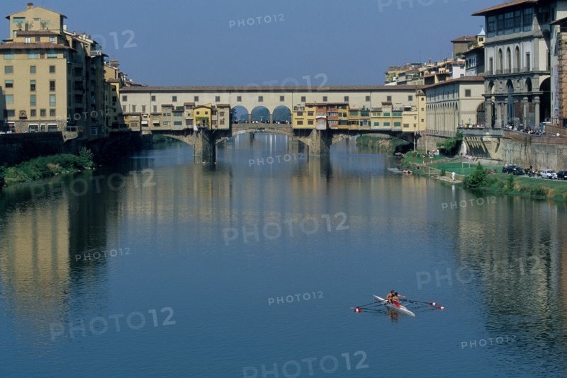 Italie, toscane, florence, firenze, renaissance italienne, l'arno, ponte vecchio, pont couvert habite, boutiques, echoppes, maisons, berges, aviron, sport,