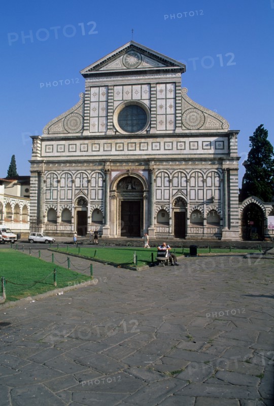 Italie, toscane, florence, firenze, eglise santa maria novella, facade, portail, place, paves, pelouse,