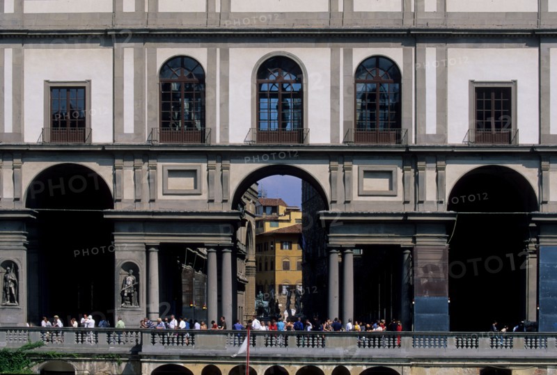 Italie, toscane, florence, firenze, galerie des offices, musee, uffizi, renaissance italienne, arcades, touristes,