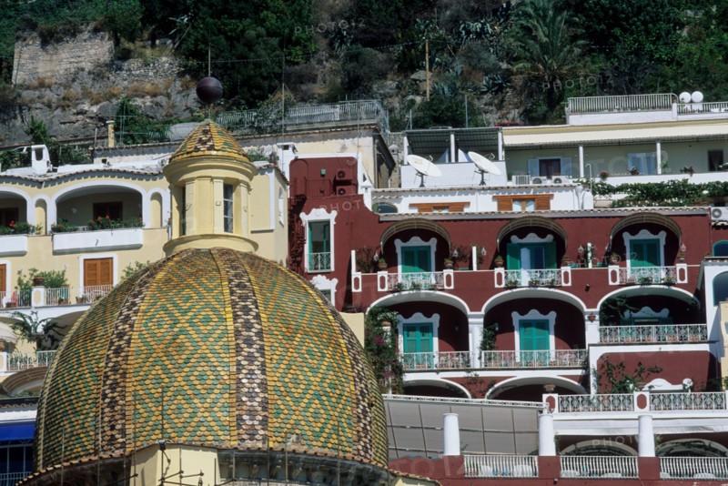 Italie, sud, cote amalfitaine, positano, station balneaire a flanc de coteau, immeubles, terrasses, balcons, dome, eglise,