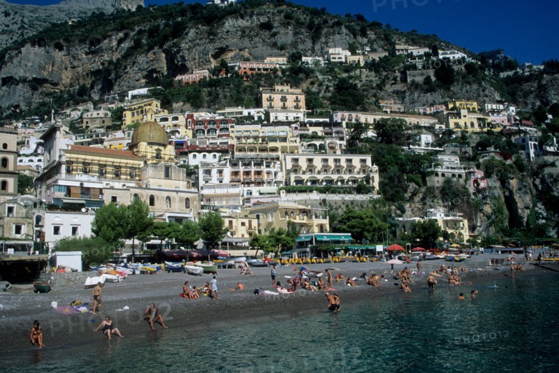 Italie, sud, cote amalfitaine, positano, station balneaire a flanc de coteau, plage, mer tyrhenienne, maisons, montagne,