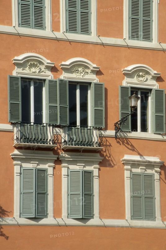 Italie, rome, piazza di spagna, place d'espagne, maisons, facades, volets, balcons,