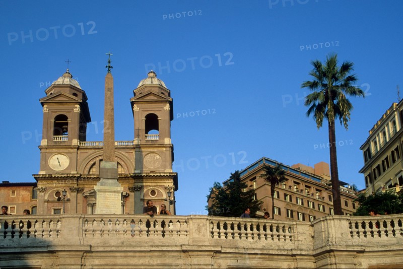 Italie, rome, piazza di spagna, place d'espagne, eglise de la trinite des monts, obelisque,