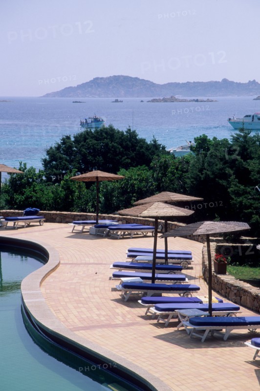 Italie, sardaigne, costa smeralda, hotel romazzino, parasols, plage, mer, panorama, piscine,