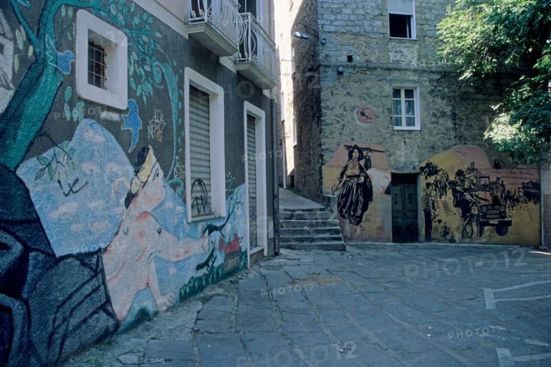 Italie, sardaigne, centre, orgosolo, village, fresques sur les murs des maisons, dessins, decor,