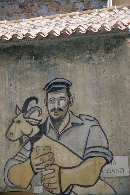 Italie, sardaigne, centre, orgosolo, village, fresques sur les murs des maisons, dessins, decor,