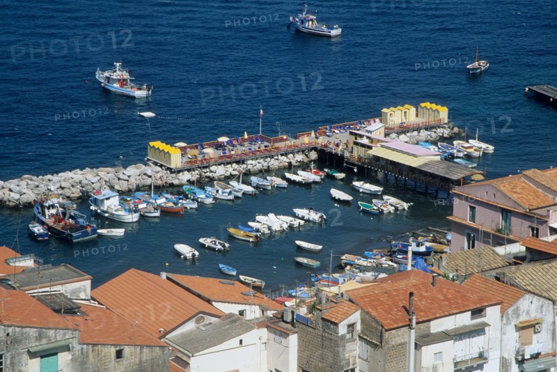 Italie, sud, golfe de naples, sorrento, vesuve, volcan, mer, plage, station balneaire, port, peche, maisons, quais, toits