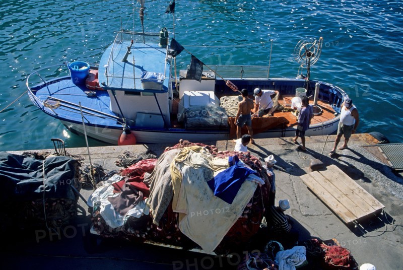 Italie, sud, golfe de naples, sorrento, vesuve, volcan, mer, plage, station balneaire, port, peche, bateaux, barques, debarque,