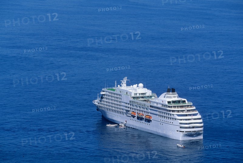 Italie, sud, golfe de naples, sorrento, paquebot de croisiere, passagers, debarque, canots, vesuve, volcan, mer, plage, station balneaire,