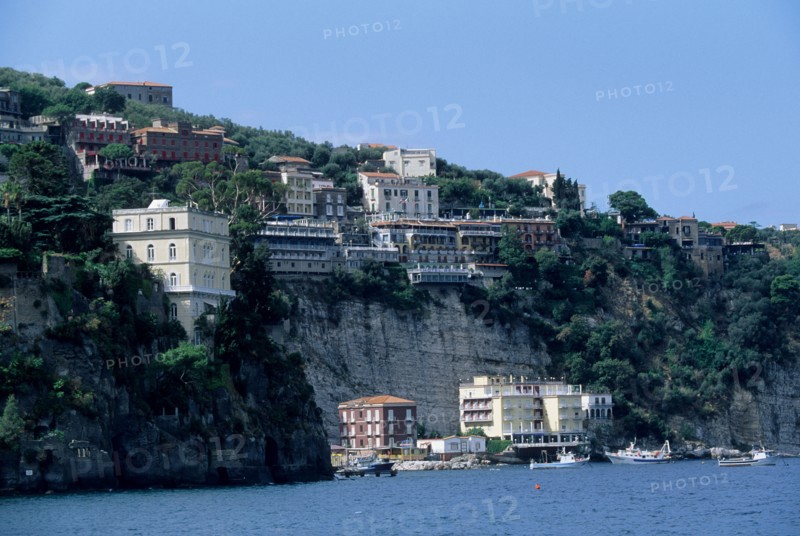 Italie, sud, golfe de naples, sorrento, vesuve, volcan, mer, plage, station balneaire, maisons a flanc de coteau,
