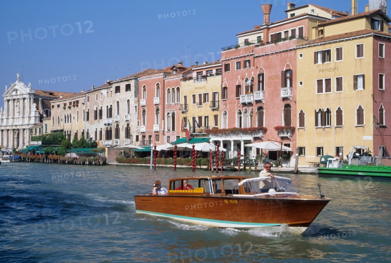 Italie, venise, grand canal, bateau taxi, vedette rapide, eau, palais, habitat traditionnel, hotel danieli, touristes,