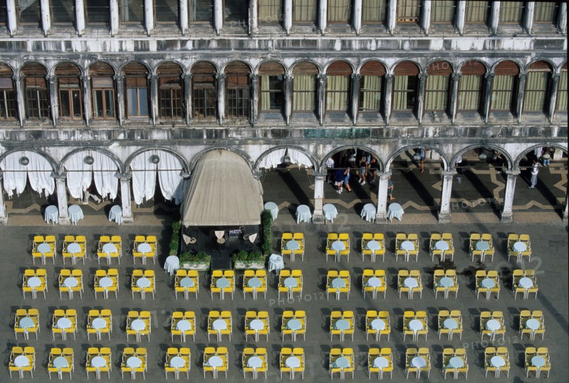 Italie, venise, place san marco, saint marc, terrasse de cafe, arcades, procuraties, table, vue depuis le campanile,