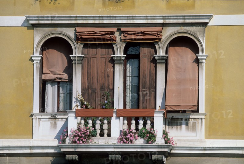italy, detail facade of a palace