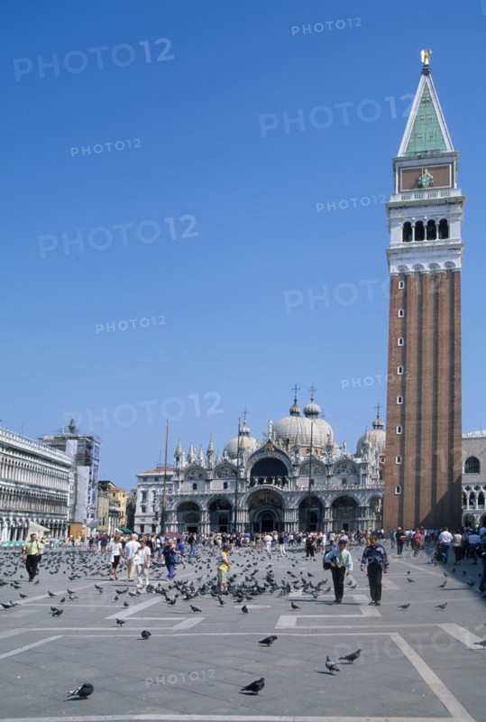 Italie, venise, place san marco, saint marc, pigeons, touristes, basilique san marco, edifice religieux, campanile,