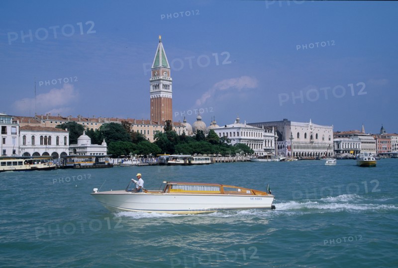 Italie, venise, grand canal, bateau taxi, palazzo ducale, palais des doges, campanile, eau, palais, habitat traditionnel, vedette,
