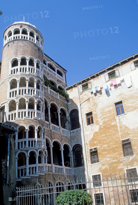 Italie, venise, palais, scala contarini del bovolo, tour, colonne, arcades, escalier, habitat traditionnel,