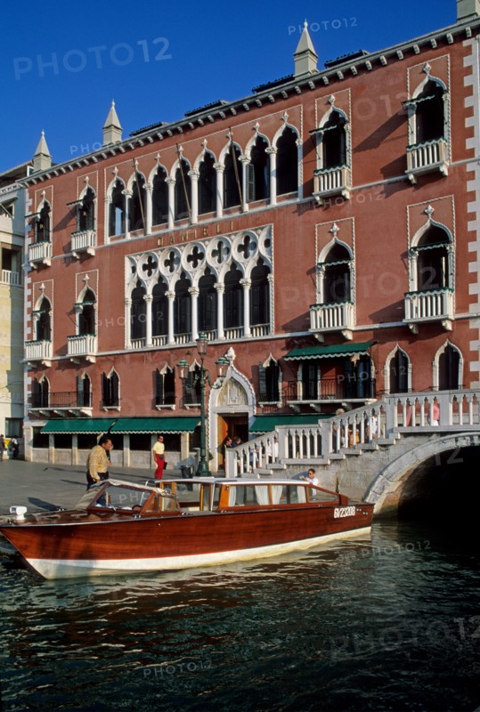Italie, venise, grand canal, hotel danieli, palace, eau, palais, habitat traditionnel, bateau taxi a quai, vedette,