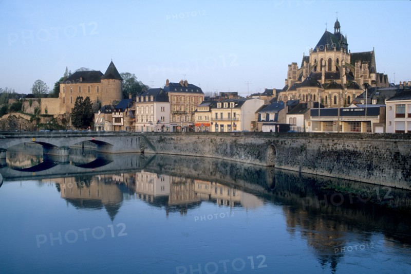 France, region pays de loire, mayenne, ville de mayenne, riviere, berges, chateau, pont, eglise, chevet,