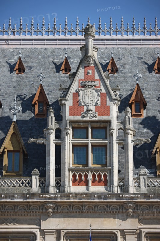 France, region nord, pas de calais, calais, place de l'hotel de ville, neo renaissance flamande, debut du 20e siecle, detail lucarnes, toiture,