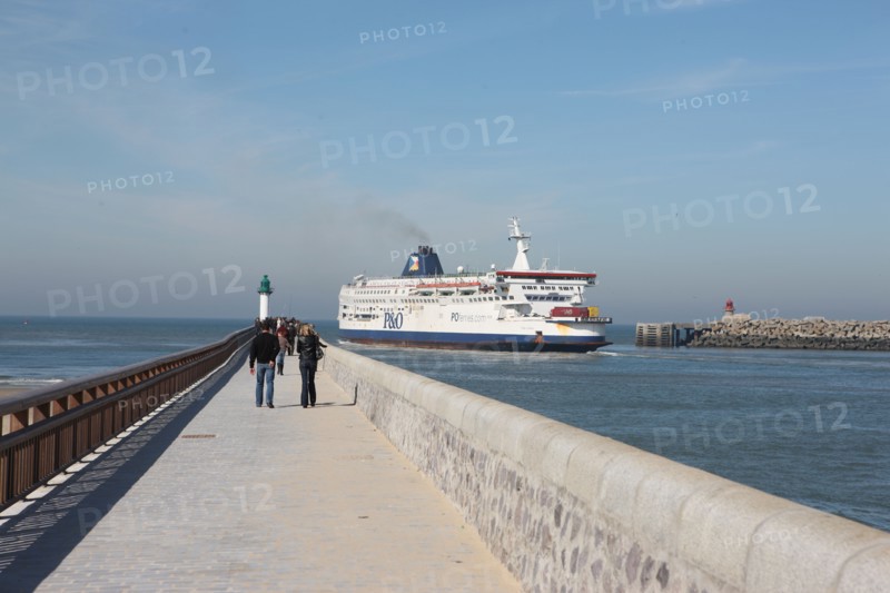 France, region nord, pas de calais, calais, plage, cabines de plage, mer du nord, ferry entrant au port, jetee, digue, pecheurs, promeneurs, terminal transmanche, p&o,