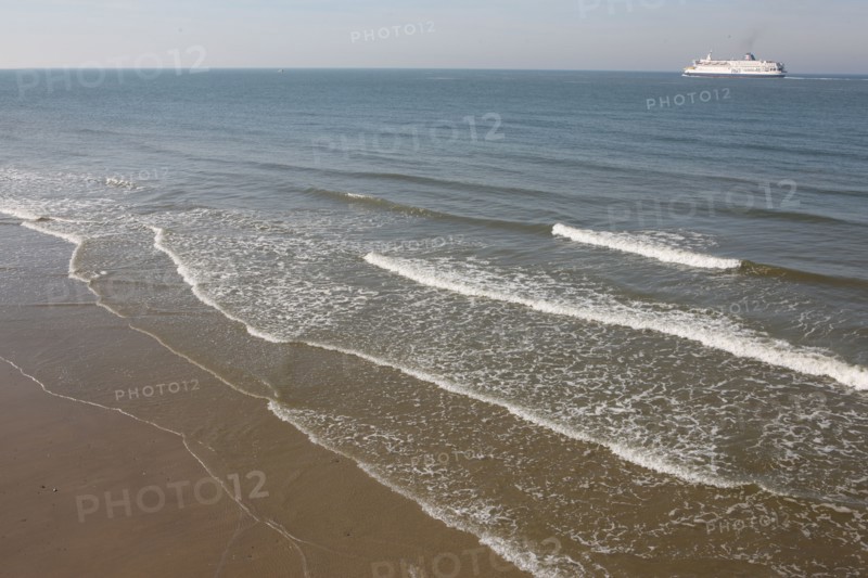 France, region nord, pas de calais, calais, plage, mer du nord, sable, vagues, maree, ferry a l'horizon,