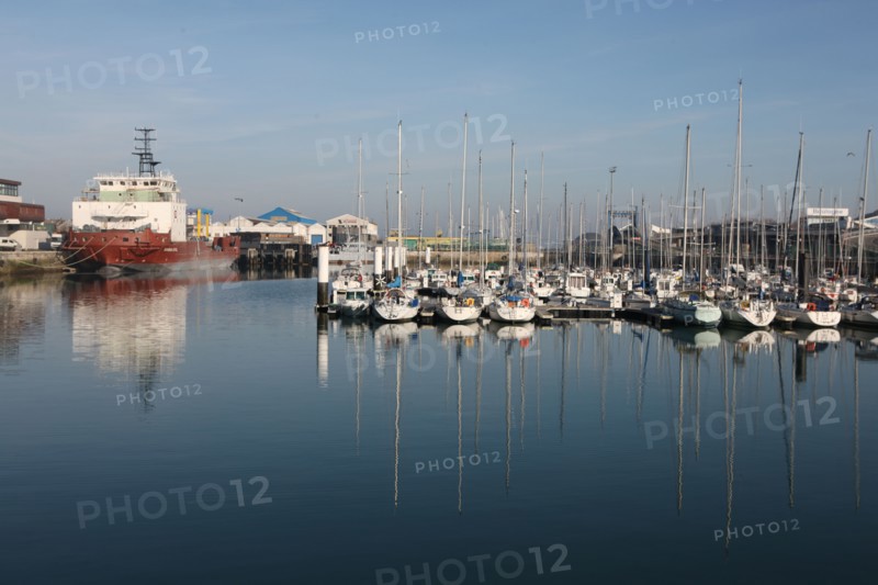 France, region nord, pas de calais, boulogne sur mer, port, bassin Napoleon, port de plaisance, cargo, chalutier, voiliers,