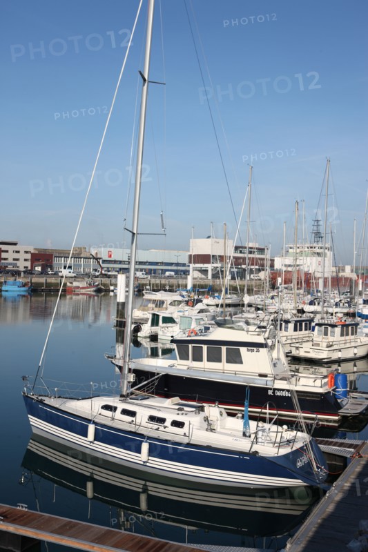 France, region nord, pas de calais, boulogne sur mer, port, bassin Napoleon, port de plaisance, cargo, chalutier, voiliers,