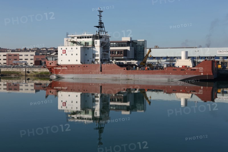 France, region nord, pas de calais, boulogne sur mer, port de plaisance, bassin Napoleon, cargo, barge, reflet dans l'eau,