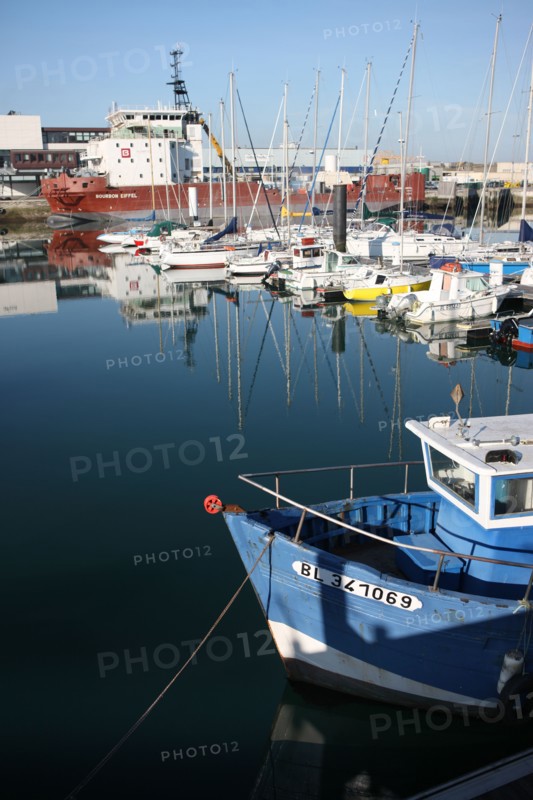 France, region nord, pas de calais, boulogne sur mer, port, bassin Napoleon, port de plaisance, cargo, chalutier, voiliers,