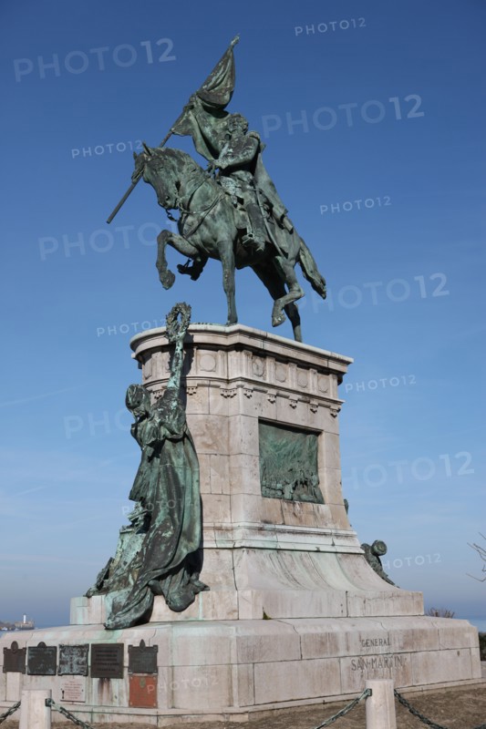 France, region nord, pas de calais, boulogne sur mer, port, plage, escaliers, promenade, boulevard sainte beuve, monument, statue equestre dediee au general san martin, sculpture,