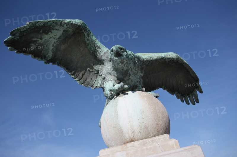 France, region nord, pas de calais, boulogne sur mer, port, plage, escaliers, promenade, boulevard sainte beuve, statue dediee a Ferber, aigle, aviation, sculpture,