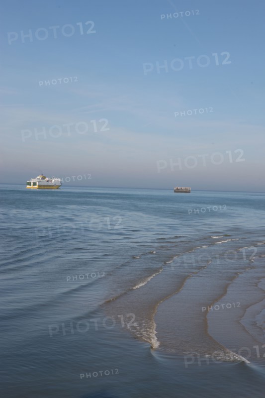 France, region nord, pas de calais, boulogne sur mer, port, mer du nord, ferry, transmanche ferries, ld lines, cote d'albatre, liaison boulogne douvres, vagues, plage,