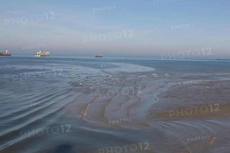 France, region nord, pas de calais, boulogne sur mer, port, mer du nord, ferry, transmanche ferries, ld lines, cote d'albatre, liaison boulogne douvres, vagues, plage,