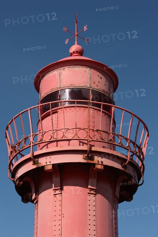France, region nord, pas de calais, boulogne sur mer, port, digue, jetee, phare rouge, detail points cardinaux,