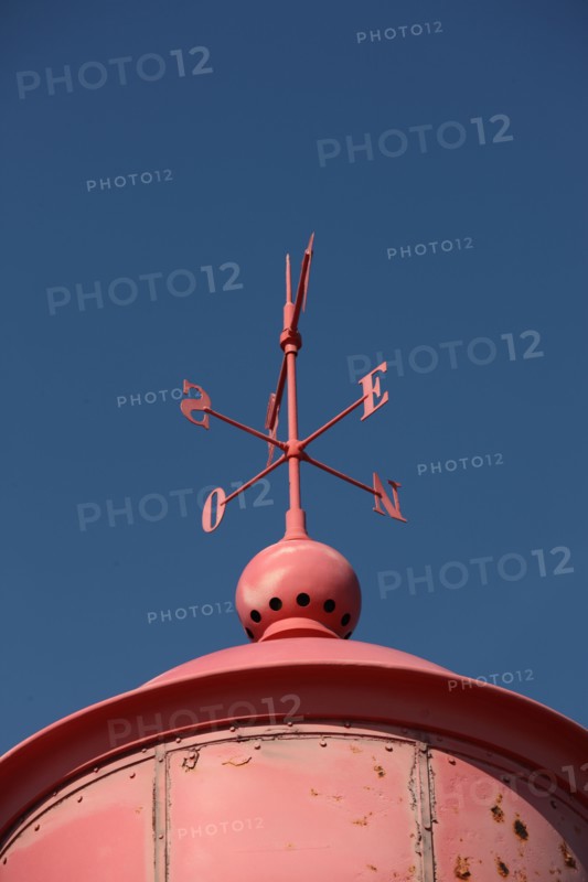 France, region nord, pas de calais, boulogne sur mer, port, digue, jetee, phare rouge, detail points cardinaux,