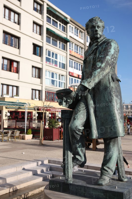 France, region nord, pas de calais, boulogne sur mer, centre ville, place frederic sauvage, statue frederic sauvage, inventeur de l'helice, jets d'eau, fontaine,