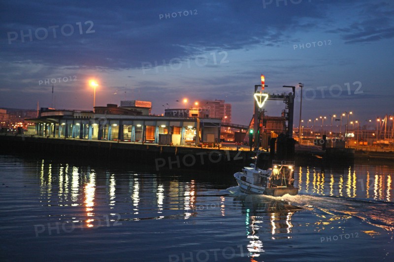 France, region nord, pas de calais, boulogne sur mer, port, peche, bateau, chalutier, nuit, retour de peche, mer,
