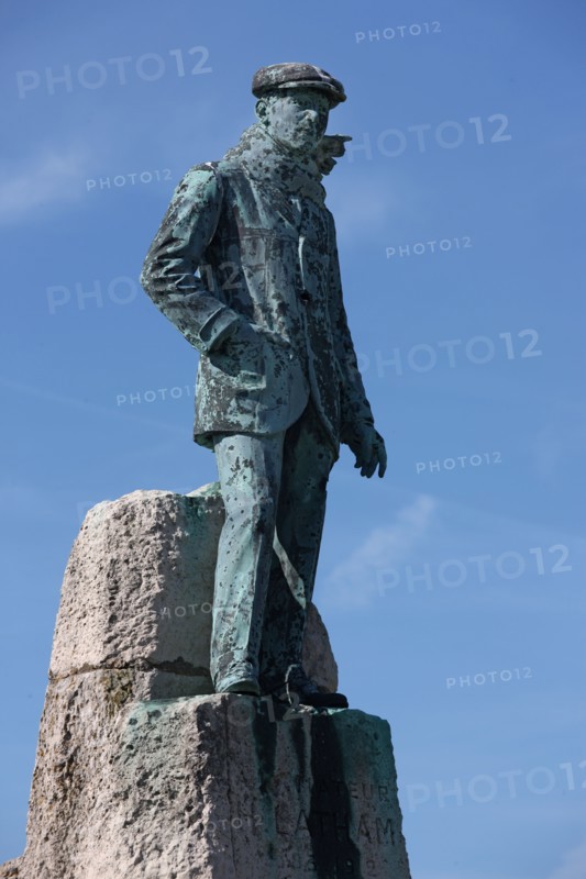 France, region nord, pas de calais, cote d'opale, sangatte, statue dediee a latham, aviateur, concurrent de louis bleriot, sculpture,
