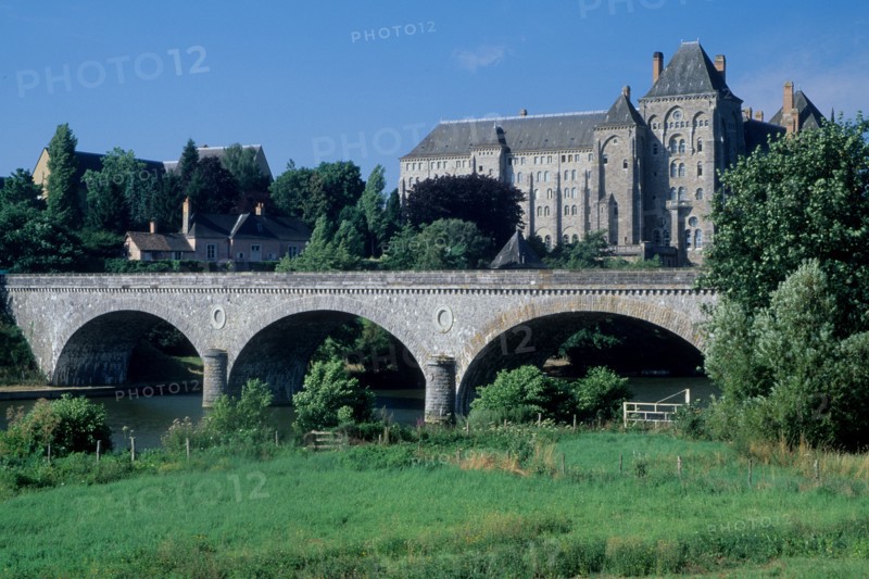 France, region pays de loire, sarthe, riviere, solesmes, pont, abbaye, edifice religieux,