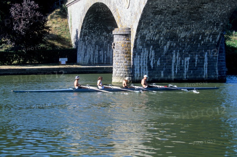 France, region pays de loire, sarthe, riviere, solesmes, aviron, sport nautique, pont,