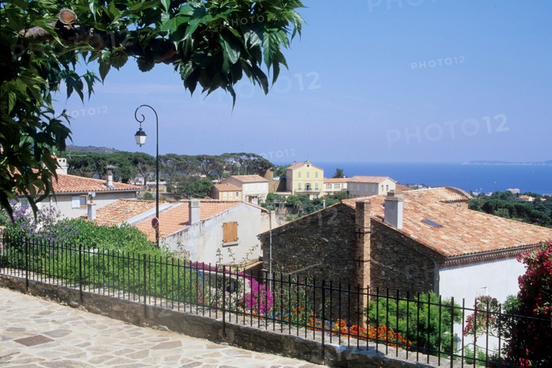 France, region paca, var, village de bormes les mimosas, maisons, tuiles, panorama,