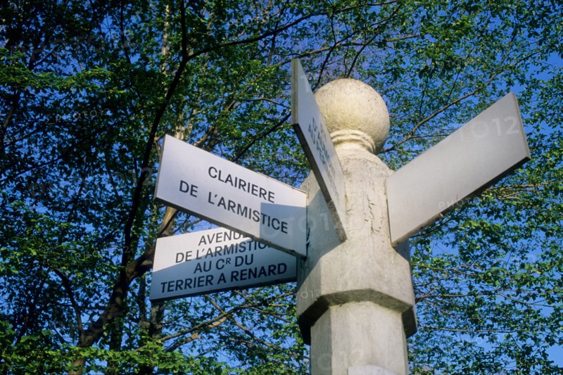 France, region picardie, oise, compiegne, foret de compiegne, clairiere de l'armistice, arbres, premiere guerre mondiale, histoire, 14-18, panneau indicateur,