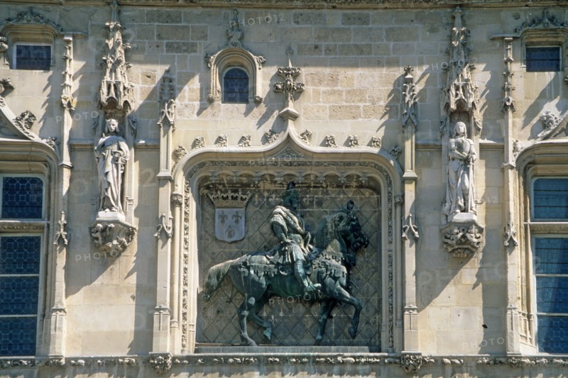 France, region picardie, oise, compiegne, facade hotel de ville, place, hotel de ville, mairie,  sculpture, statue, neo gothique,