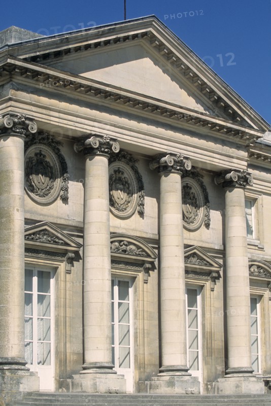 France, region picardie, oise, compiegne, chateau, Napoleon, colonnes, portique, facade cote jardin, portique, colonnes, fronton,