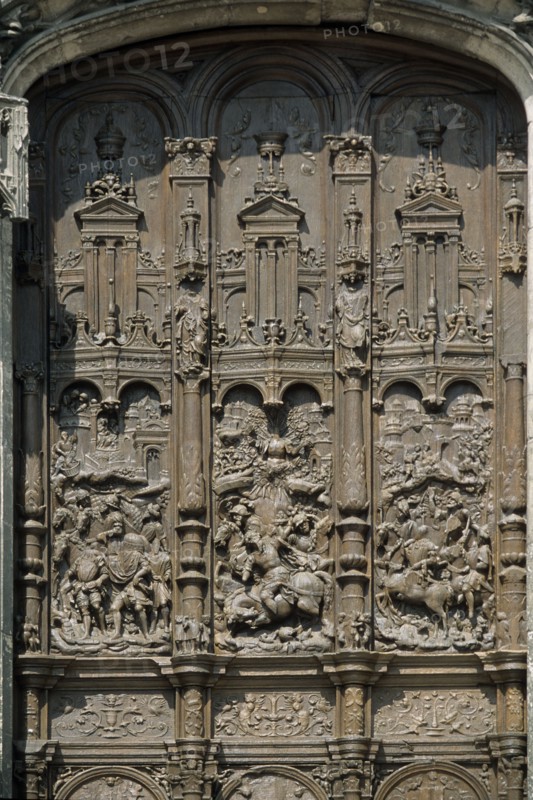 France, region picardie, oise, beauvais, cathedrale saint pierre, edifice religieux, tours, parvis, porche, detail porte, sculpture, bois,