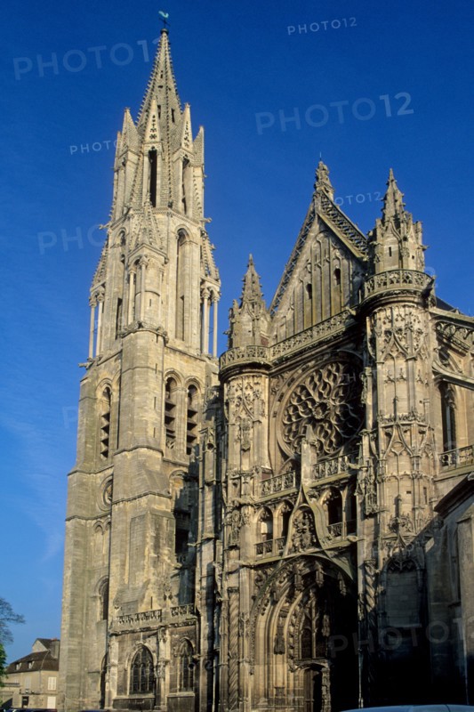 France, region picardie, oise, senlis, cathedrale notre dame, edifice religieux, tours, parvis, ville medievale,