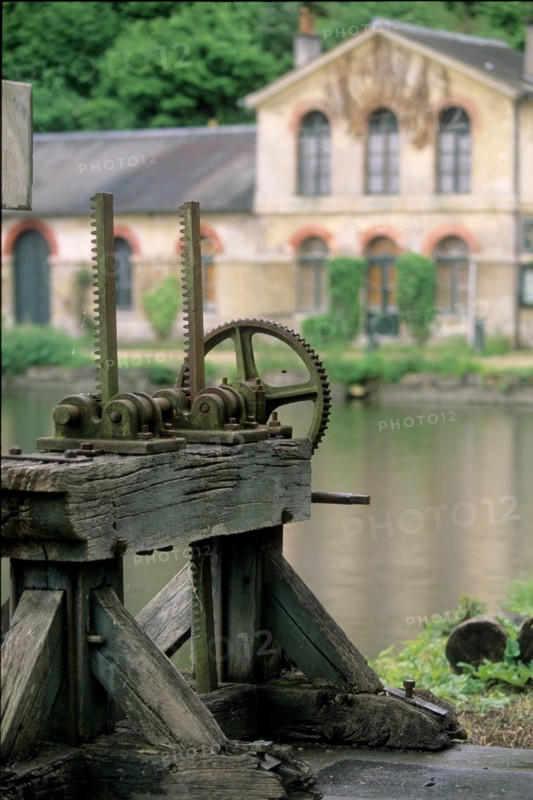France, region picardie, oise, etangs de commelles, plan d'eau, barrage, maison, eau, environnement,