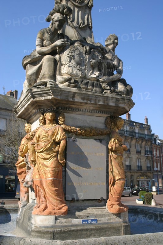 France, region picardie, oise, noyon, place Bertrand Labarre, fontaine monumentale, sculpture, statues,