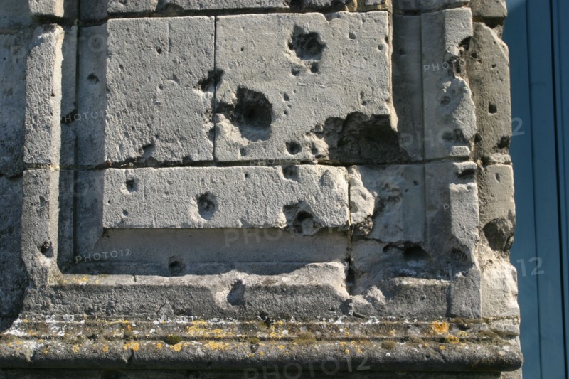 France, region picardie, oise, noyon, maison, mur, pierre, impacts dans un mur, premiere guerre mondiale, guerre de 14-18, vestiges, histoire,