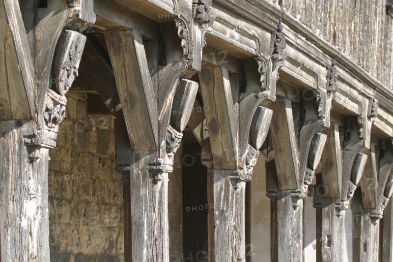 France, region picardie, oise, noyon, bibliotheque du chapitre, pans de bois, colombages, detail, chapiteau